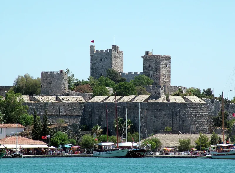 El castillo de Çeşme (Çeşme Castle) es una fortaleza otomana y un museo situado en el mar Egeo